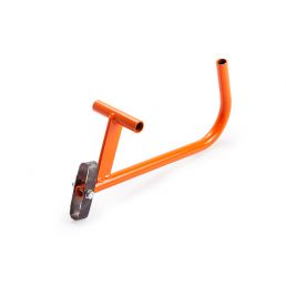 Oranž metallist käsifrees, T-kujuline käepide ja väike must rullik.