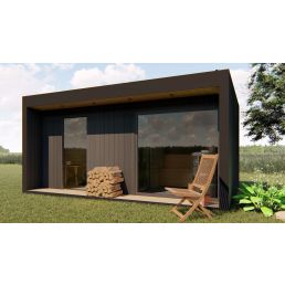 Modern utomhusbastu i svart med stora glasdörrar och en trästol, omgiven av växter.