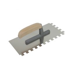 Roostevabast terasest segukamm puidust käepidemega, ristkülikukujuline, mõõtmetega 13x27 cm, sakilise servaga.