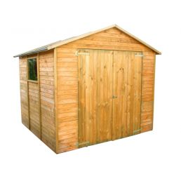 Träskjul Tommy M med en stor dörr och ett litet fönster, i naturlig finish.