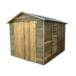 Trädgårdsskjul av trä med sadeltak, stora dubbeldörrar framtill och en sidovägg med ett fönster.