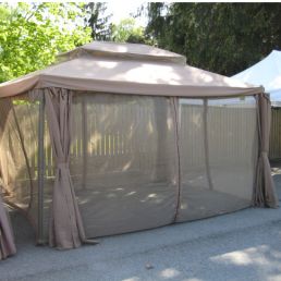 Beige canopy with closable mosquito nets, dimensions 2.91x2.9 meters.