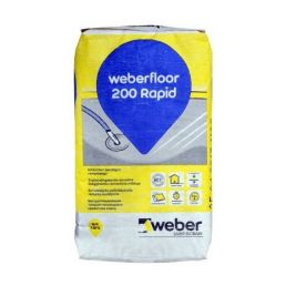 Keltainen ja sininen lattiatasoitepussi, jossa lukee 