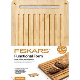 Fiskars Functional Form bamboo cutting board, featuring grooves for bread crumbs and integrated collection troughs.