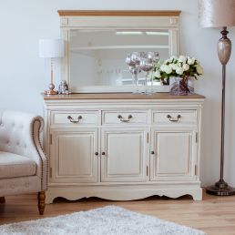 Antiikinvalkoinen perinteinen lipasto SAMIRA, koko 131,5x43xH87 cm. Mukana peili, kolme laatikkoa ja kaksi ovea.