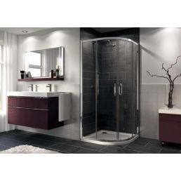 Dušinurk X1 läikiva hõbedase raami ja läbipaistva klaasiga. Mõõtmed 900x900 mm, kõrgus 1900 mm, raadius 550 mm.