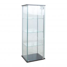 Lasivitriinikaappi, mitat 60x36xH163 cm, läpinäkyvät lasiovet ja hyllyt, mustat metallikehykset.