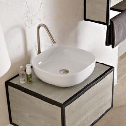 Valkoinen pöytätason pesuallas, kokoa 400x400 mm, asennettu puualustalle, minimalistisella muotoilulla.