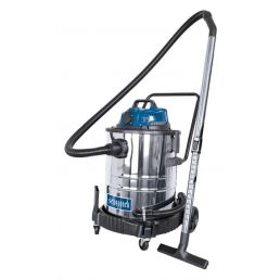 Scheppach ASP 50-ES vee- ja tolmuimeja koos puhumisfunktsiooniga. Hall metallkorpus, sinine plastikosa peal, ratastel alus ja paindlik imivoolik.