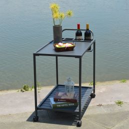 Svart serveringsvagn i metall, mått 88x44xH80 cm, på hjul, med två hyllplan.