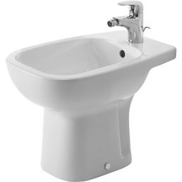 Valkoinen suorakaiteen muotoinen keraaminen bidee, pyöristetyt reunat, yksi hana ja poistoreiällä, mitat noin 350x540 mm.