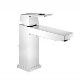 Ruudukujuline kroomitud kraan, mis sobib vannitoa valamule, varustatud tõstuk-klapiga.