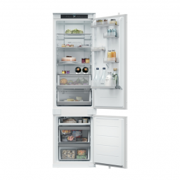 Valge, integreeritav kaheuksega külmik. Ülemine osa on jahutamiseks ja alumine sügavkülmutamiseks, läbipaistvad riiulid ning erinevad toiduained sees.