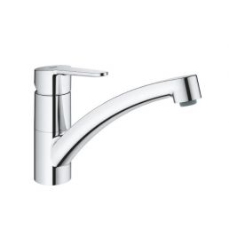 Kromad köksblandare med ett handtag och en klassisk rak design.