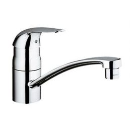 Euroeco köksblandare med kromfinish, utrustad med ett lyfthandtag och en lång utstickande pip.