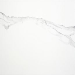 Vit keramisk Duomo Blanco väggplatta med svag kontrast som visar en naturlig stenmönster-effekt.