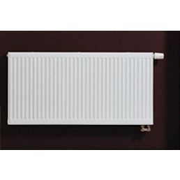 Valge põrandaradiaator, tüüp CV11, mõõtmetega 400x1600 mm. Siledad vertikaalsed ribid ja alumised ühendused.