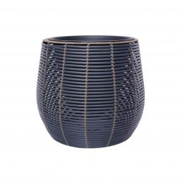 Svart-brun blomkruka, WICKER-design, dimensioner 45x40 cm, texturerad yta med ribbat mönster.