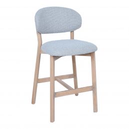 Vaaleanharmaa puinen baarituoli, jossa on pehmustettu istuin ja selkänoja.