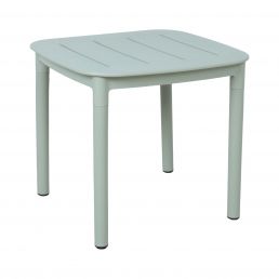 Neliön muotoinen vaaleanharmaa muovipöytä, mitat 45x45xH40 cm.