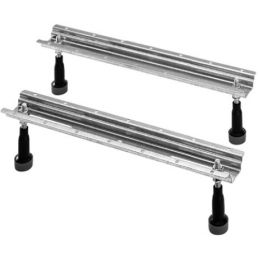 Kaksi metallista kylpyammeen tai suihkualtaan jalkaa, säädettävä korkeus. Mustat muovipäät ja kiinnitysreiät, sopivat yli 1000 mm altaille.