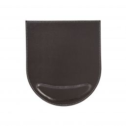 Tumepruun nahast hiirematt, poolkaarekujuline, mõõtmetega 22x25 cm.