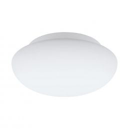 Ümmargune valge plafonlambivari matistatud klaasist ja diskreetse metallist äärega.