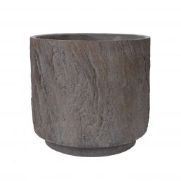 Harmaanruskea kukkaruukun suojus, jossa kivirakenne, noin 20,5 cm halkaisija ja 18,5 cm korkeus.