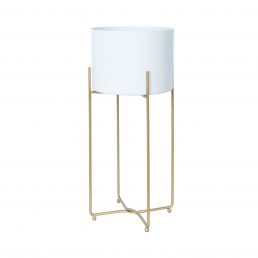 Vit lampa med vit tygskärm och guldigt metallställ. Mått: 24,5x23,5 cm, höjd 5 cm.