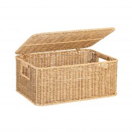 Light brown rattan basket with a hinged lid. Dimensions: 31 x 21 x 13 cm.