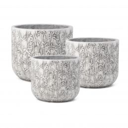 Kolme kukkaruukkua, kuviollisella valkoisella ja harmaalla muotoilulla, mitat: D30xH24.5 cm.