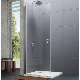 Minimalistinen suihkunurkka kirkkaalla lasiovella ja kromatuilla osilla, mitoiltaan 900 mm leveä ja 2000 mm korkea, valkoisella suihkualustalla.