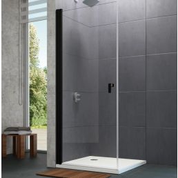 Läpinäkyvä suihkuovi mustilla reunoilla ja mustalla kahvalla, kokoa 900 mm leveä ja 2000 mm korkea, asennettu moderniin kylpyhuoneeseen tummilla laatoilla.
