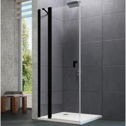 Moderneen kylpyhuoneeseen asennettu kirkas lasinen suihkuseinä mustilla metallikehyksillä, noin 1000 mm leveä ja 2000 mm korkea.