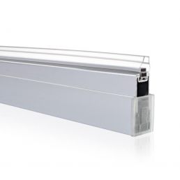 Hopeanvärinen suorakulmainen kouru läpinäkyvällä kannella, noin 2000 mm pitkä, kromaattinen viimeistely.