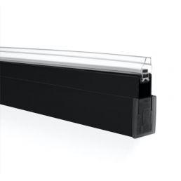 Musta suorakulmainen alumiiniprofiili, jossa on läpinäkyvä yläosa, noin 2000 mm pitkä, sileä pinta.