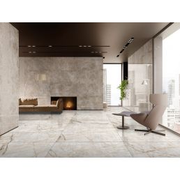 Stort öppet utrymme med keramiska väggplattor och golvplattor Instinto Natural White. Rummet har minimalistisk möblering och en öppen spis.