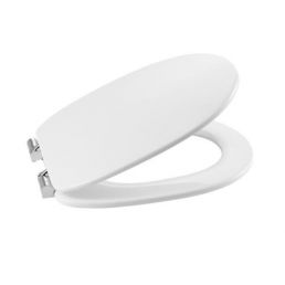 Valge WC-istmekate pehme sulgumisega ja eemaldatavate hingede abil lihtsaks puhastamiseks.