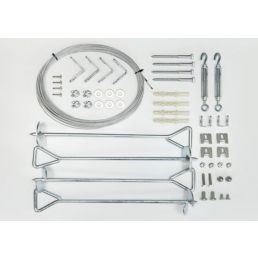 Sats med fästelement för växthus, inkluderar pålar, beslag och vajrar tillverkade av stål och plast.