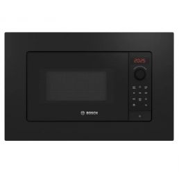 Svart inbyggd mikrovågsugn med glasdörr, digital klocka, kontrollpanel med knappar och vred på höger sida.