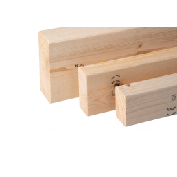 Neli ristkülikukujulist heledat puitprussi. Iga prussi peal on mõõtmete ja kvaliteediklassi märgistus.