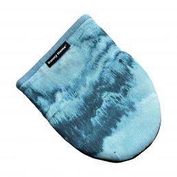 Blå handske med mönstrad yta och en svart etikett upptill.