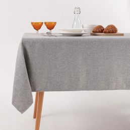 Grå, rektangulär duk med slät yta, mått 135x220 cm, placerad på ett träbord.