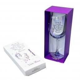 A clear wine glass with a round base, height 22.3 cm, is placed in a purple gift box. A decorated white gift box is next to it.