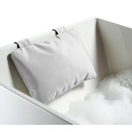 Valkoinen kylpypyyhe neljällä imukupilla kiinnittämistä varten, pehmeä ja vedenkestävä materiaali.