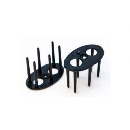 Mustat soikeat 25mm muoviset etäisyysholkit, joissa on useita pitkiä tappimaisia ulokkeita ja erikokoisia reikiä pinnassa.