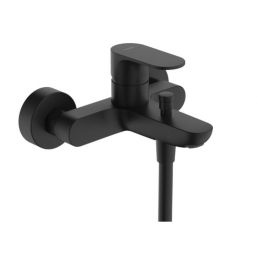 Matt musta värvusega Rebris S vannisegisti, seinale kinnitatav disain.