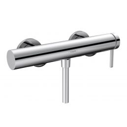 Kroomviimistlusega dušisegisti, moodne disain ja kaks väljaulatuvat voolikut.