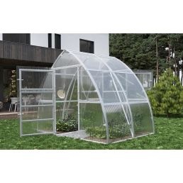 Ett transparent växthus med en bredd på 3 meter och ett böjt tak. Konstruktion i metallram.