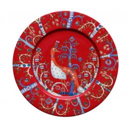 Röd 22 cm Iittala Taika tallrik med ett dekorativt mönster som föreställer en silverräv och folkloristiska element.